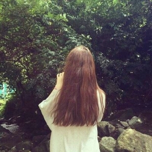 人生中最永恒的幸福就是平凡  回忆过去的伤感背影女生头像