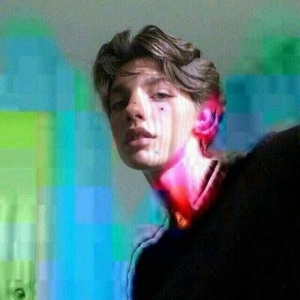 一个人，一座城，等一个你  伤感拽拽个性男生头像