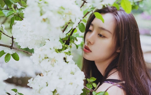 绿叶中长裙文艺气质长发美女