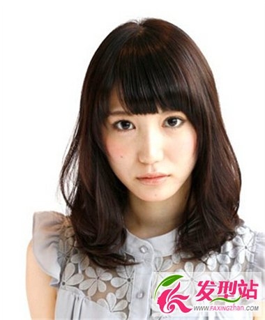 秋季中短发女生唯美烫发发型 修颜减龄卷发塑造时尚女生