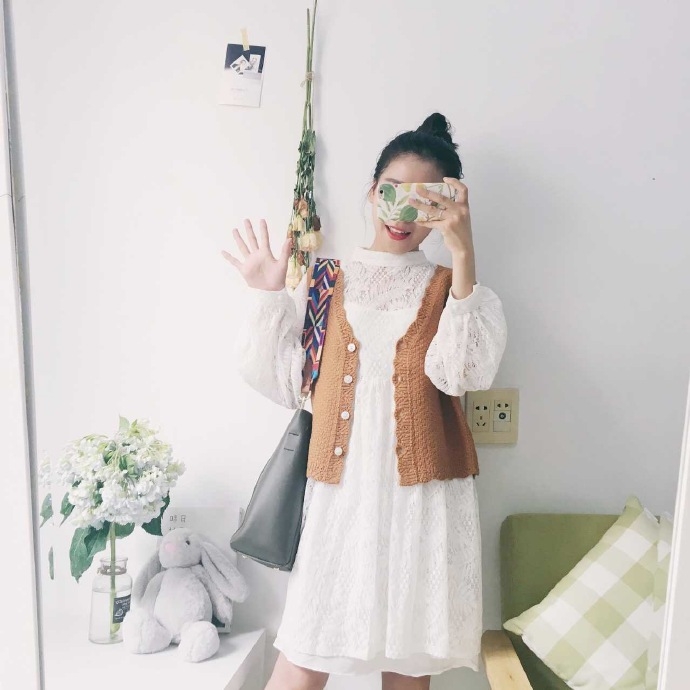 一生忱词：初秋女生搭配