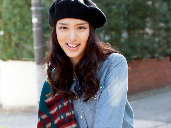 清纯美女户外活动高清壁纸
