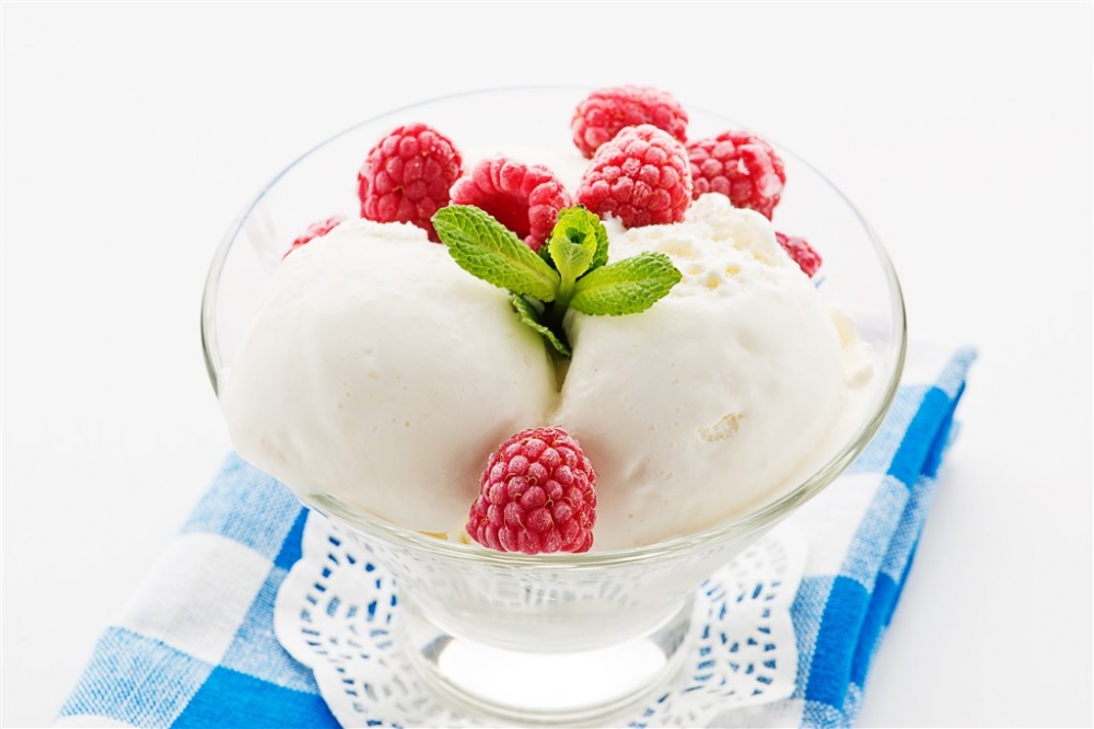 蓝色垫子上的草莓冰淇淋