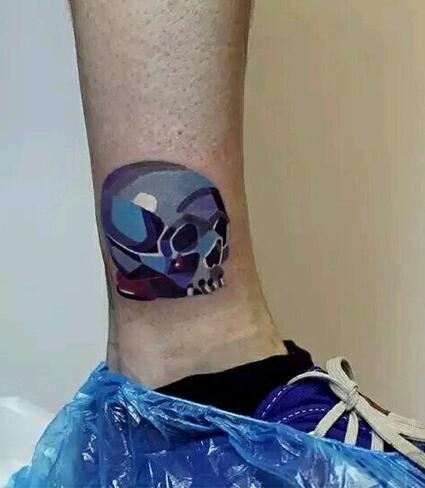 男生脚踝个性的骷髅头图案纹身