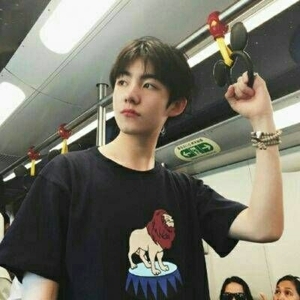 白净简单多才小鲜肉男生头像