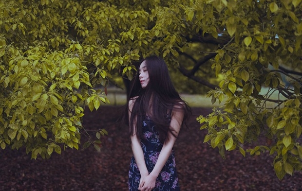 绿叶中长裙文艺气质长发美女