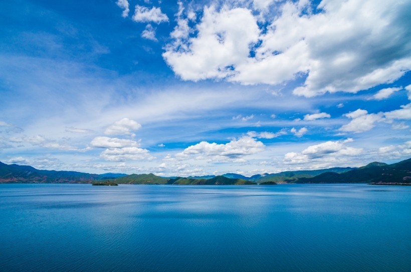 泸沽湖的天空映衬大海图片