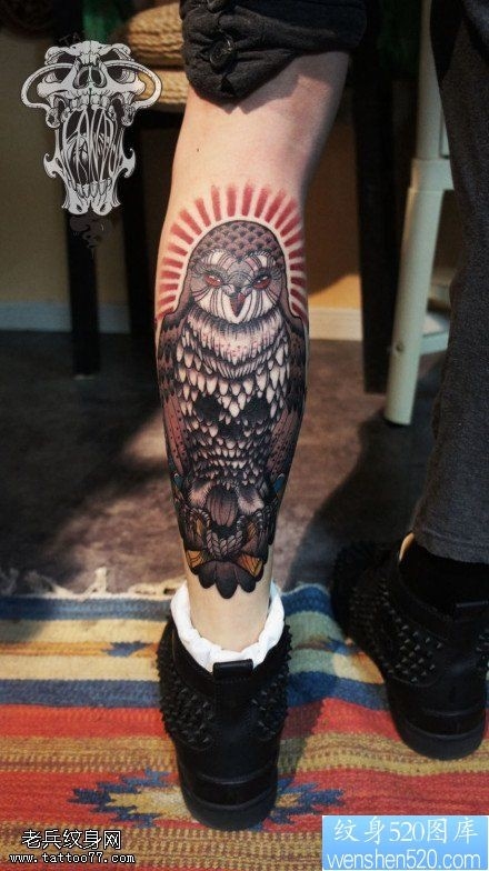 一款腿部个性猫头鹰纹身图片