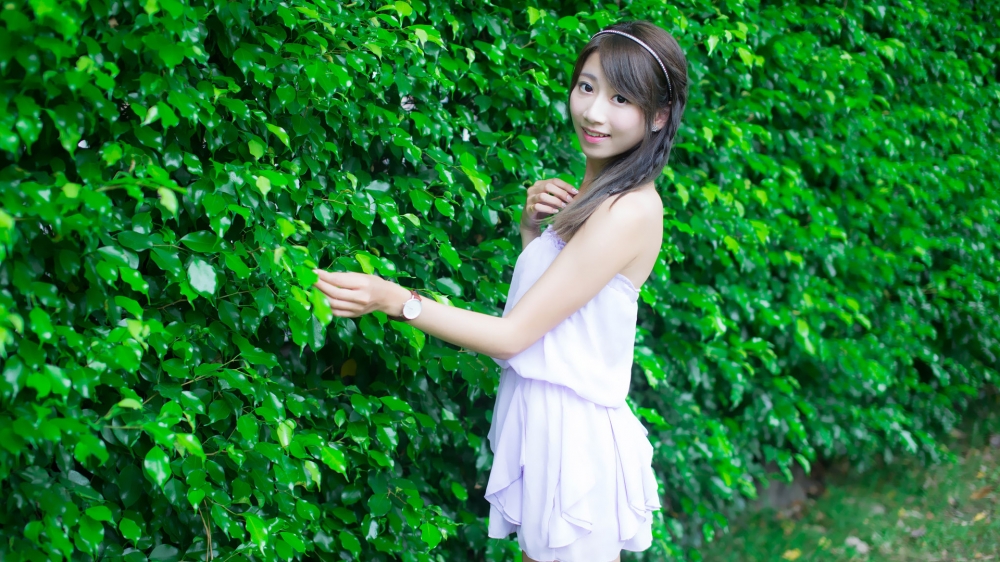 邻家女孩张嘉庭养眼桌面壁纸