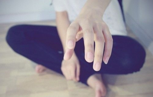 不愿失去对方的情侣牵手唯美图片