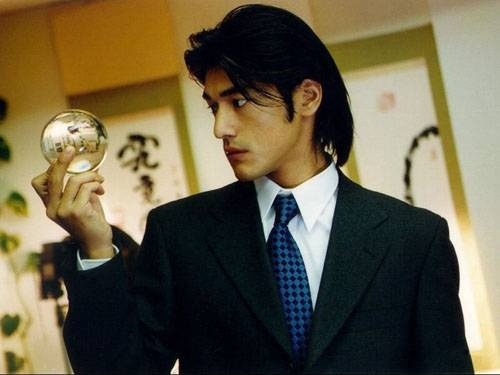 清爽的男士露额发型设计