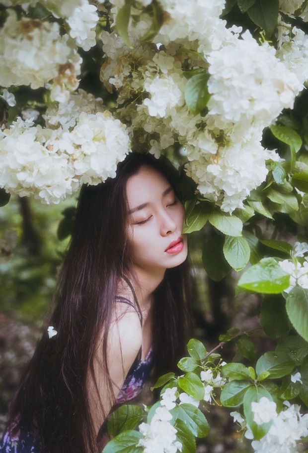 绿叶中长裙文艺气质长发美女