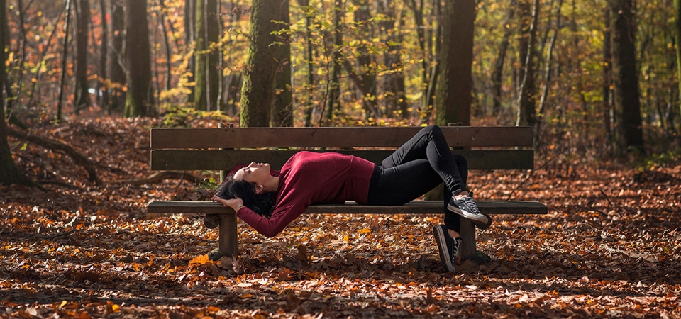 运动员美女，秋季，树林，板凳，睡姿，运动鞋，唯美风景壁纸