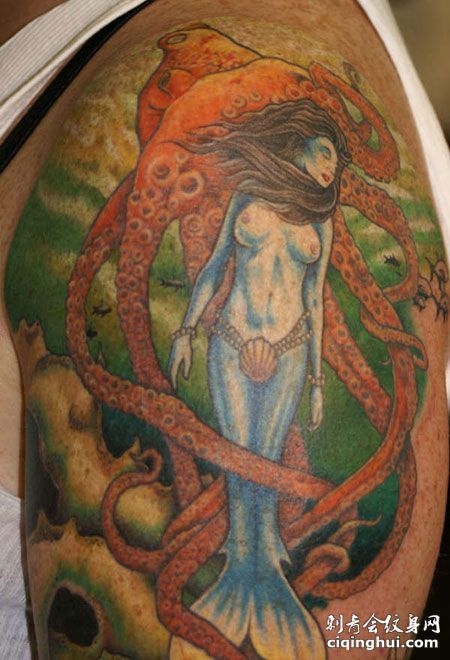 大臂个性美人鱼和章鱼纹身图案