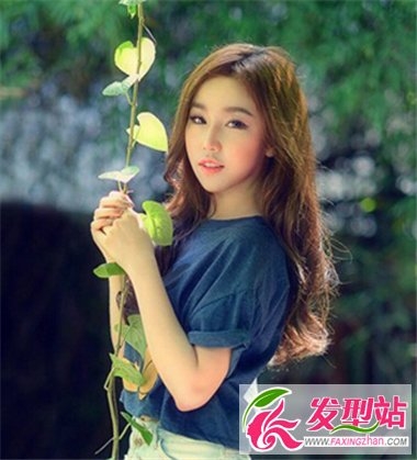 长发女生从新定义新形象 时尚浪漫长卷发塑造女神气质