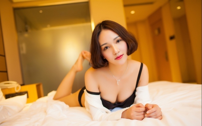 妩媚短发性感美女高清壁纸