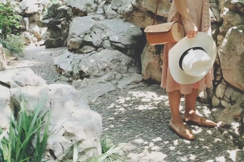 春天里的一眼深情回眸 森女系小清新少女照片