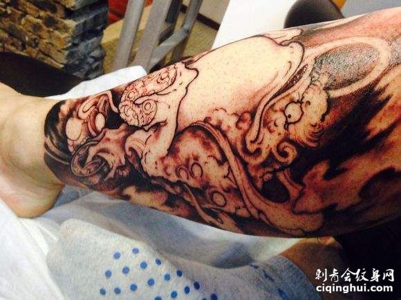 小腿经典金蟾纹身图案