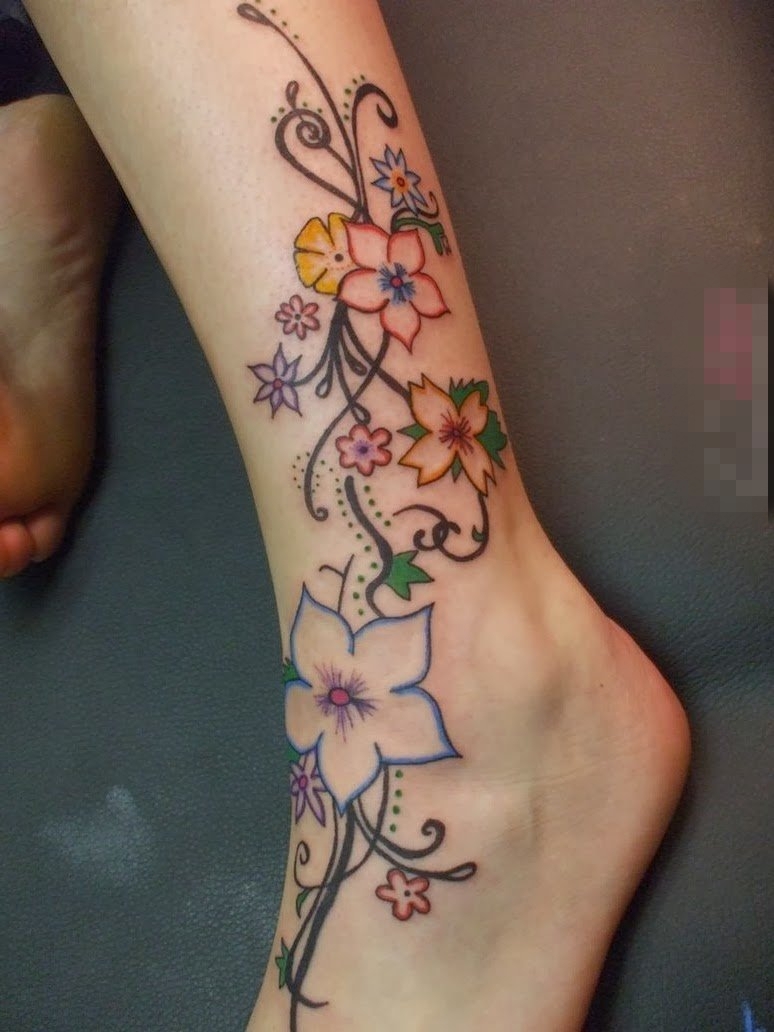 女生小腿上彩绘水彩素描创意唯美花朵纹身图片