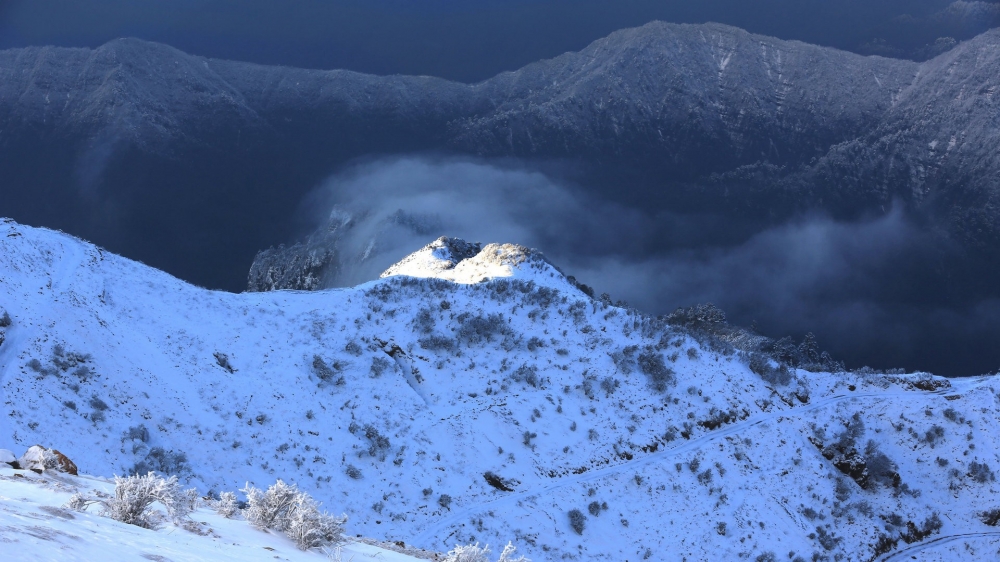 云雾遮盖的雪山唯美风景图片大全