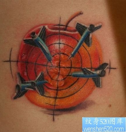 腹部纹身图片：腹部彩色苹果飞镖纹身图片纹身作品