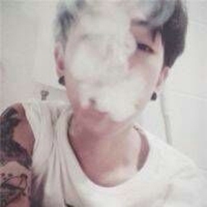 一个人，一座城，等一个你  伤感拽拽个性男生头像