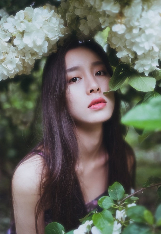 绿叶中长裙文艺气质长发美女