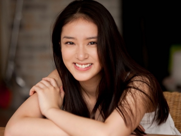 清纯美女户外活动高清壁纸