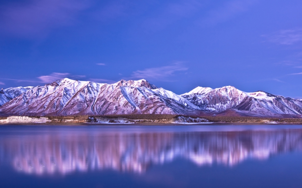 冬雪覆盖下的湖水风景壁纸