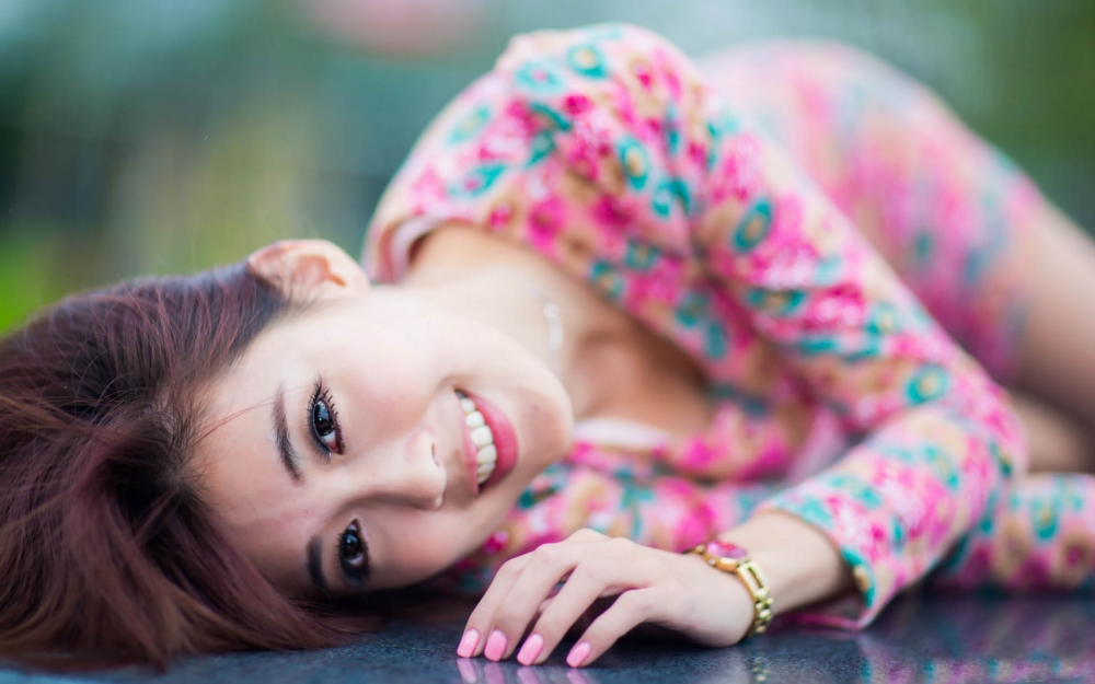 性感的花衣美女电脑桌面壁纸