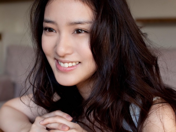 清纯美女户外活动高清壁纸