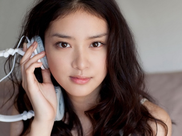 清纯美女户外活动高清壁纸