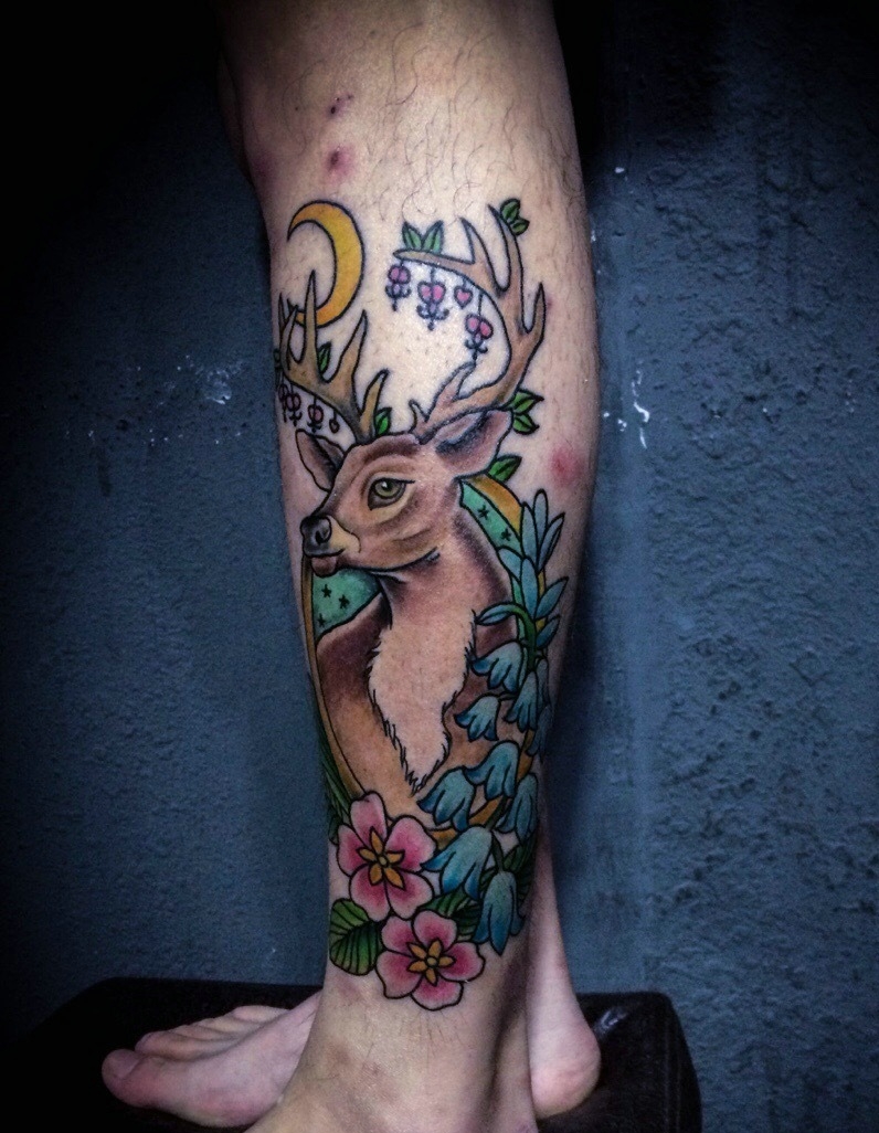遮盖腿部的彩色梅花鹿纹身刺青