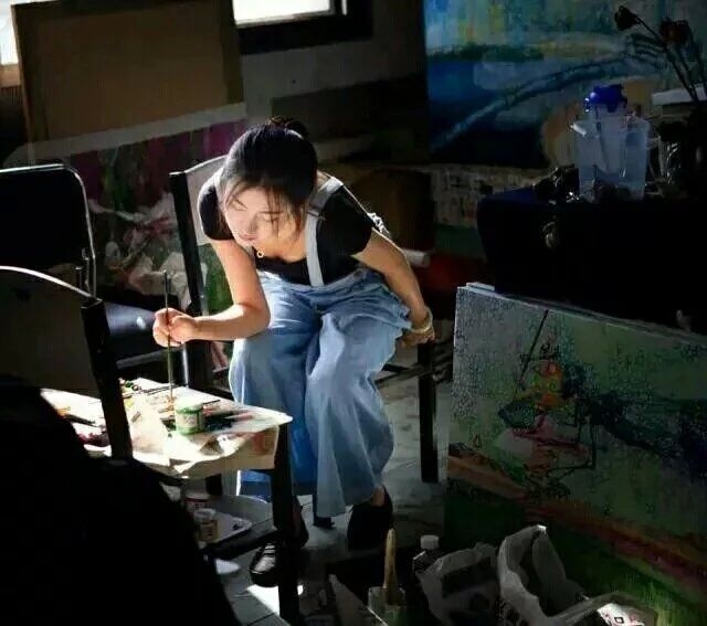女孩子画画的时候        空气都变得温柔起来了