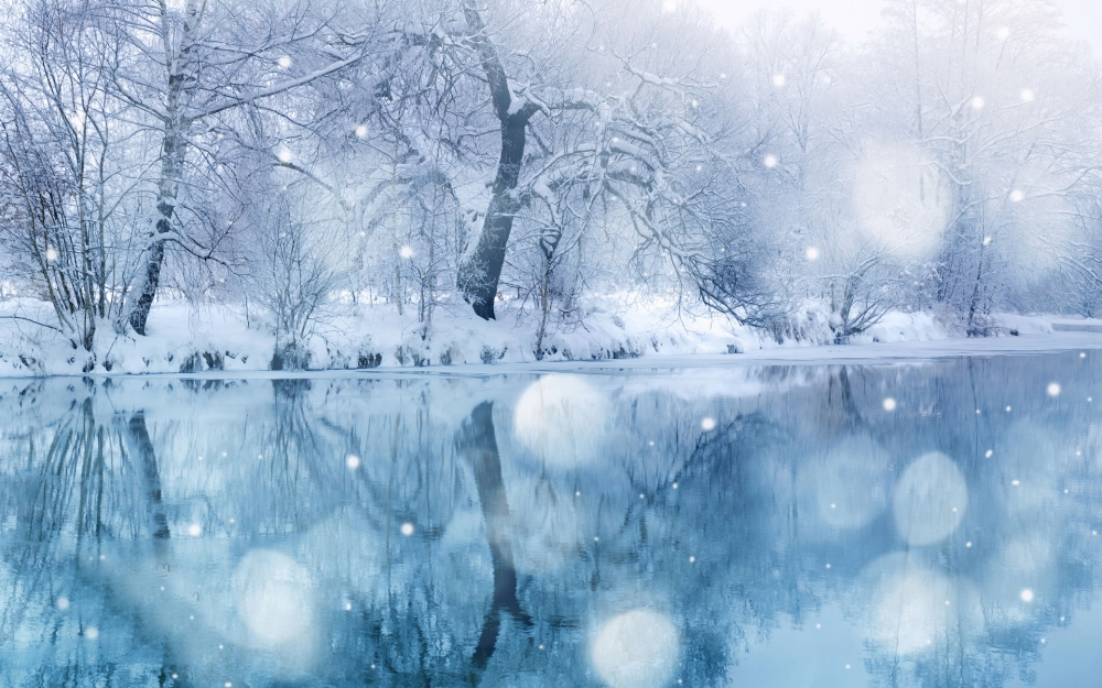 冬雪覆盖下的湖水风景壁纸