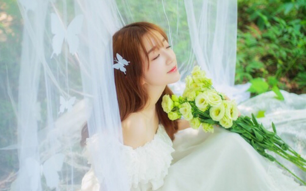 治愈系长发美女唯美梦幻写真桌面壁纸