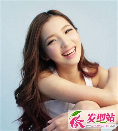 长发女生从新定义新形象 时尚浪漫长卷发塑造女神气质