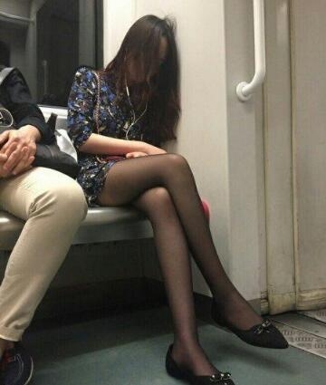 地铁里的黑丝美腿