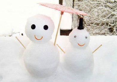 白皑皑雪天里漂亮雪人的美图