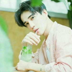 白净简单多才小鲜肉男生头像