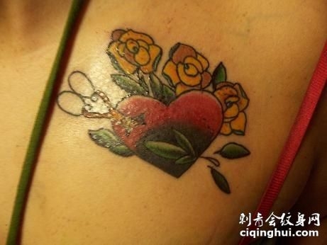 手臂桃心玫瑰花纹身图案