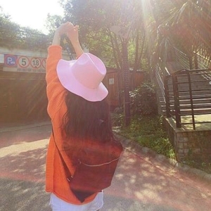 人生中最永恒的幸福就是平凡  回忆过去的伤感背影女生头像