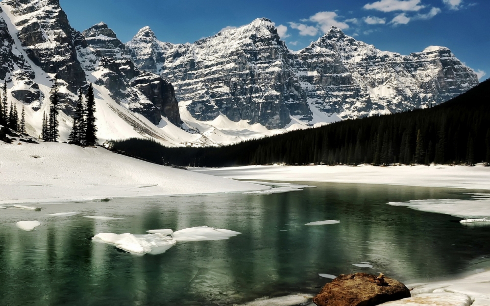 冬雪覆盖下的湖水风景壁纸