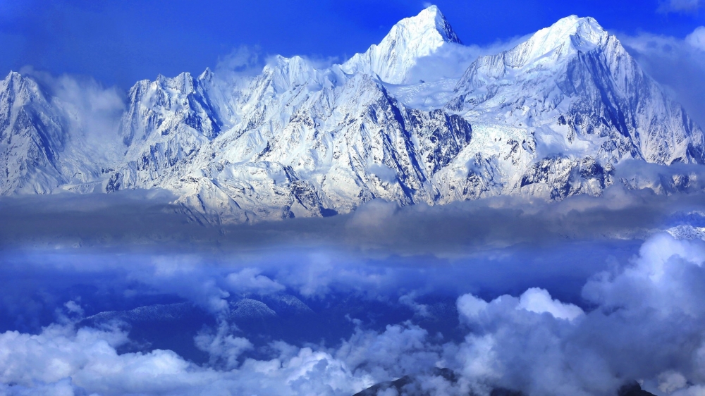 云雾遮盖的雪山唯美风景图片大全