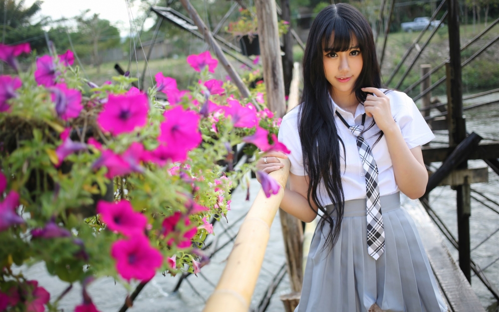 美女嫩模杨晓青儿制服诱惑壁纸