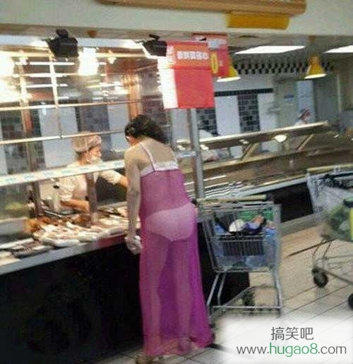 大姐穿成这样出来一定很凉快