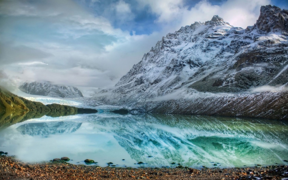 冬雪覆盖下的湖水风景壁纸