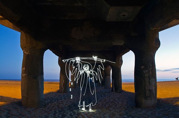 骷髅VS天使 超炫光摄影作品欣赏。