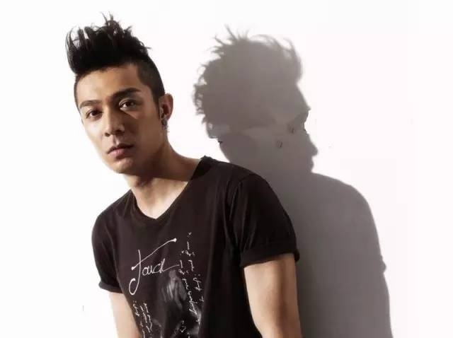 清爽的男士露额发型设计