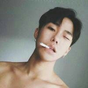 一个人，一座城，等一个你  伤感拽拽个性男生头像
